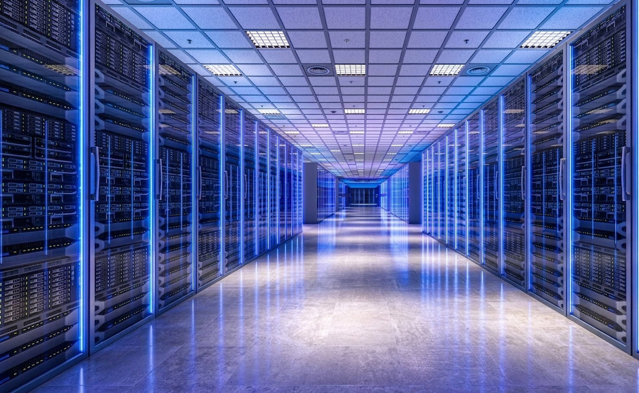 Corridoio di una sala server con rack illuminati di blu