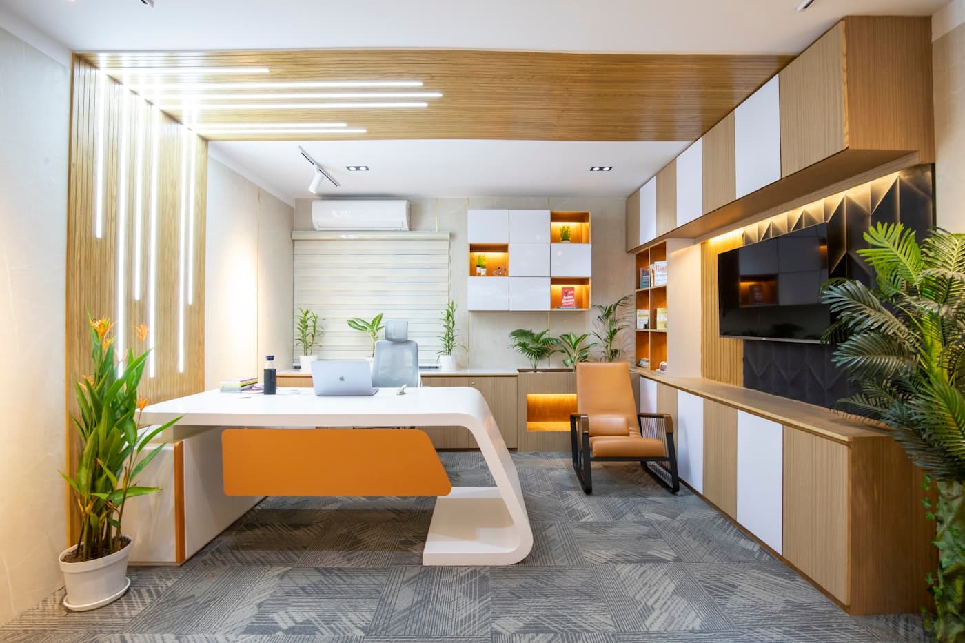 Ufficio direzionale di uno studio professionale con arredo moderno.