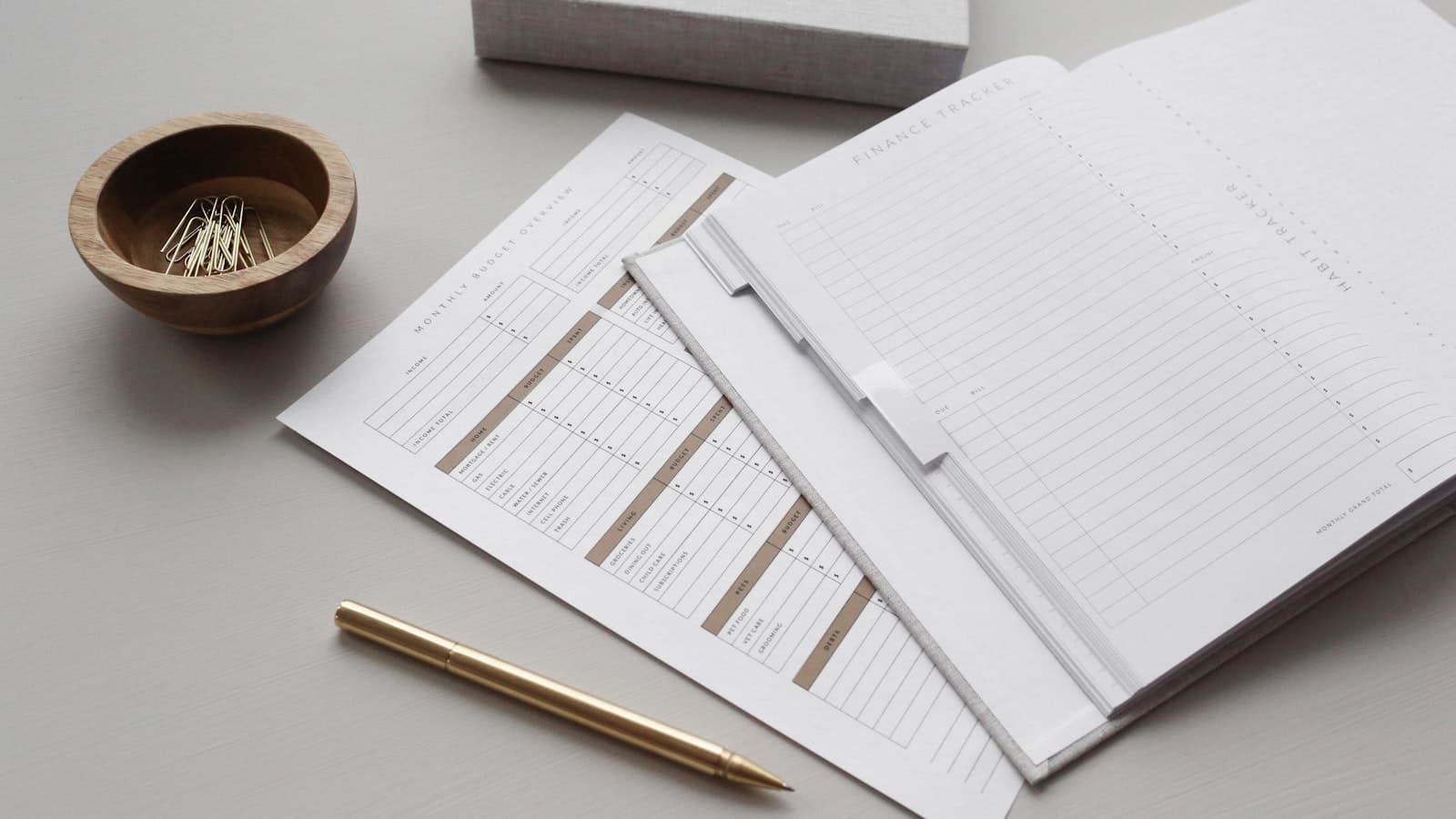 Scrivania di uno studio di consulenza del lavoro con documenti e buste paga