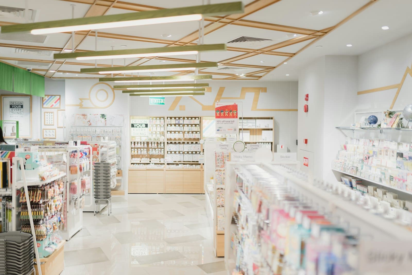 Interno di una farmacia con banco e scaffali dei medicinali.
