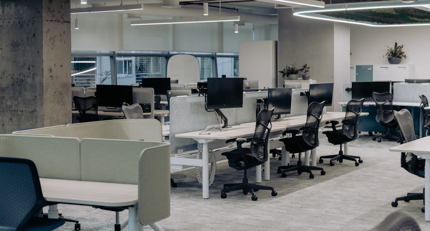 Open space di uno studio professionale con postazioni di lavoro.