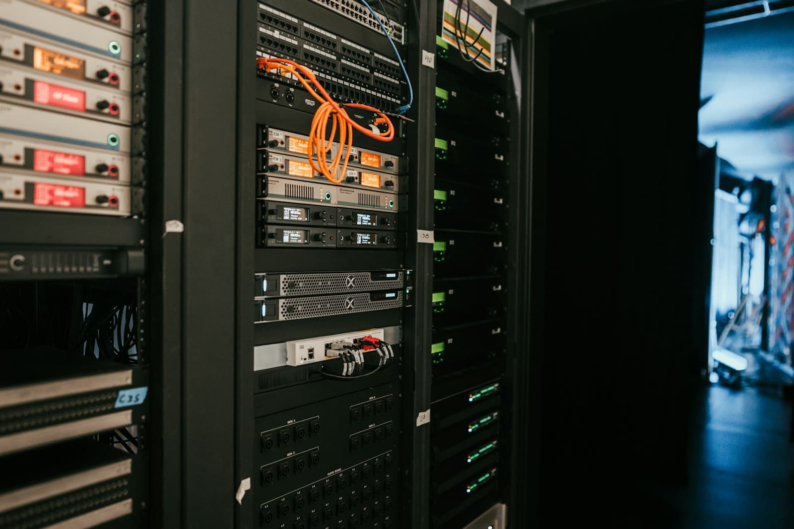Server DELL PowerEdge installati in un armadio rack con cablaggio ordinato in sala macchine.