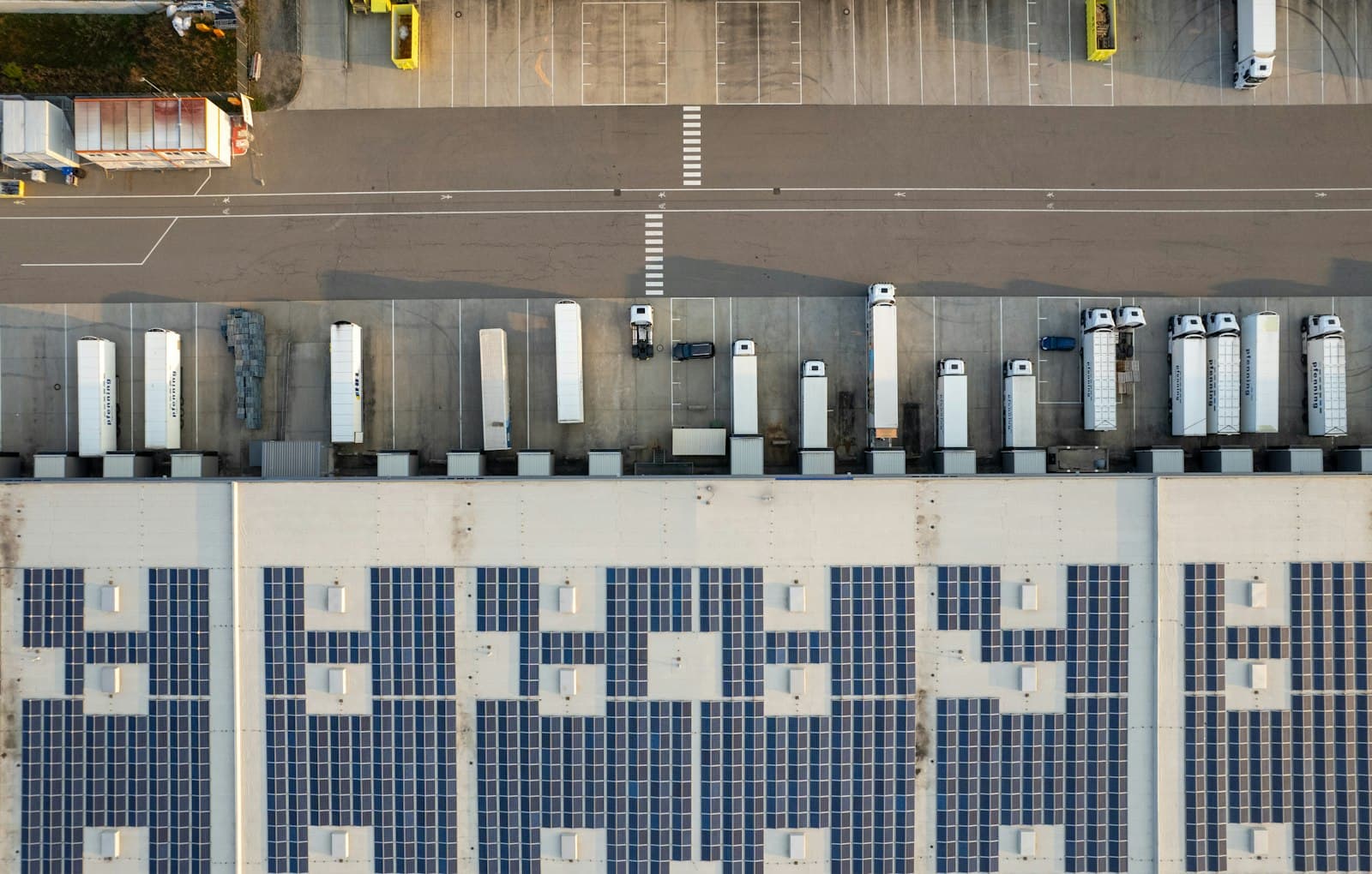 Esterno di un deposito logistico con baie di carico e area di manovra per i mezzi.