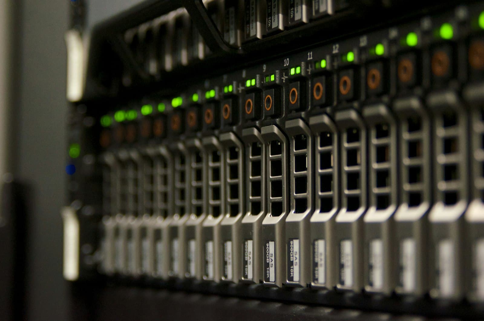 Sala server con armadi rack e cablaggio strutturato in un data center.
